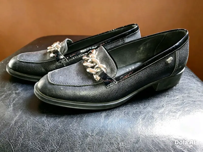 Zapatos de cuero negro con cadena metálica N.36