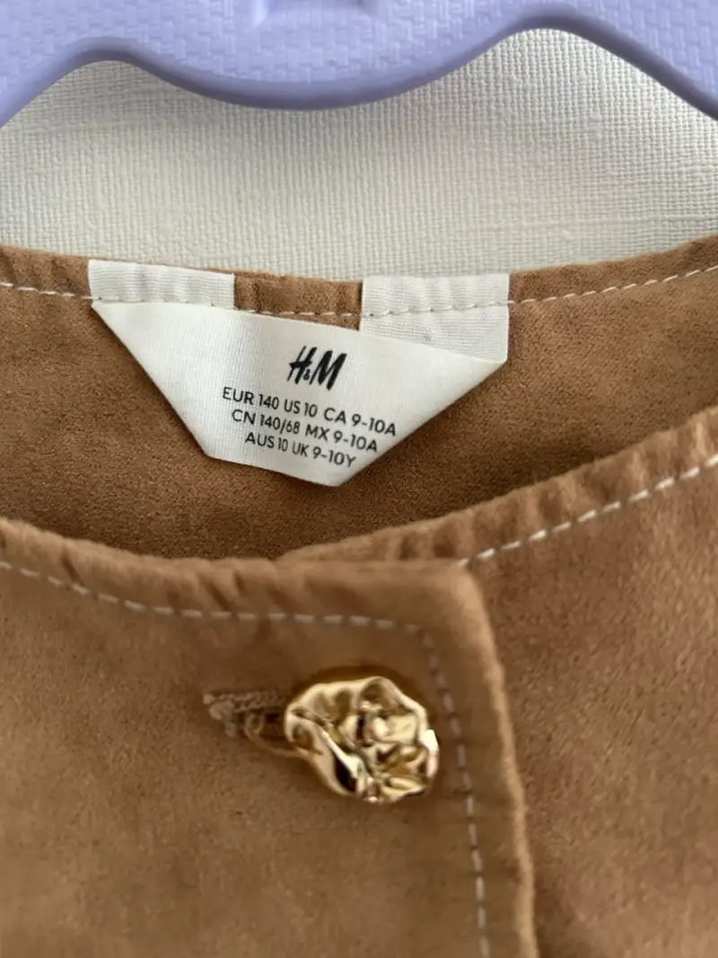 Chaqueta marrón para niña H&M con botones decorativos - 2