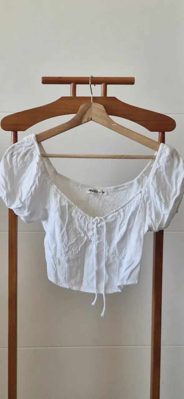 Blusa blanca con cordones Opposite