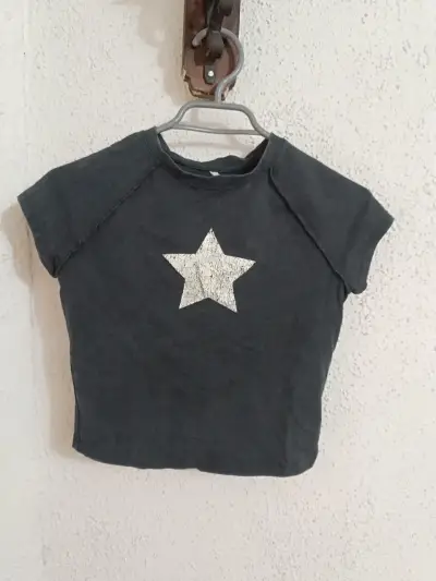 Polera negra con estrella blanca - miniatura 1