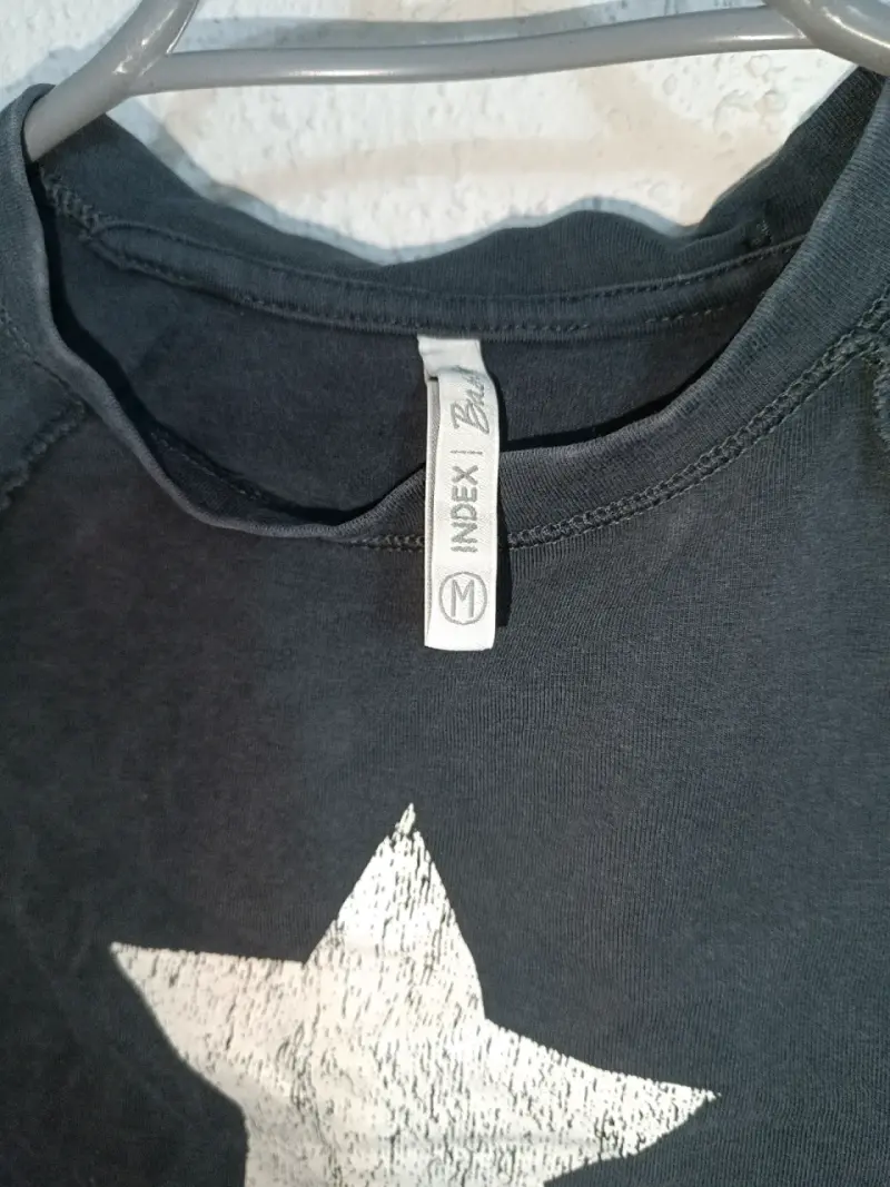 Polera negra con estrella blanca - 2