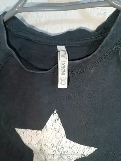 Polera negra con estrella blanca - miniatura 2