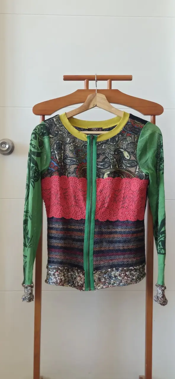 Chaqueta estampada multicolor con cierre