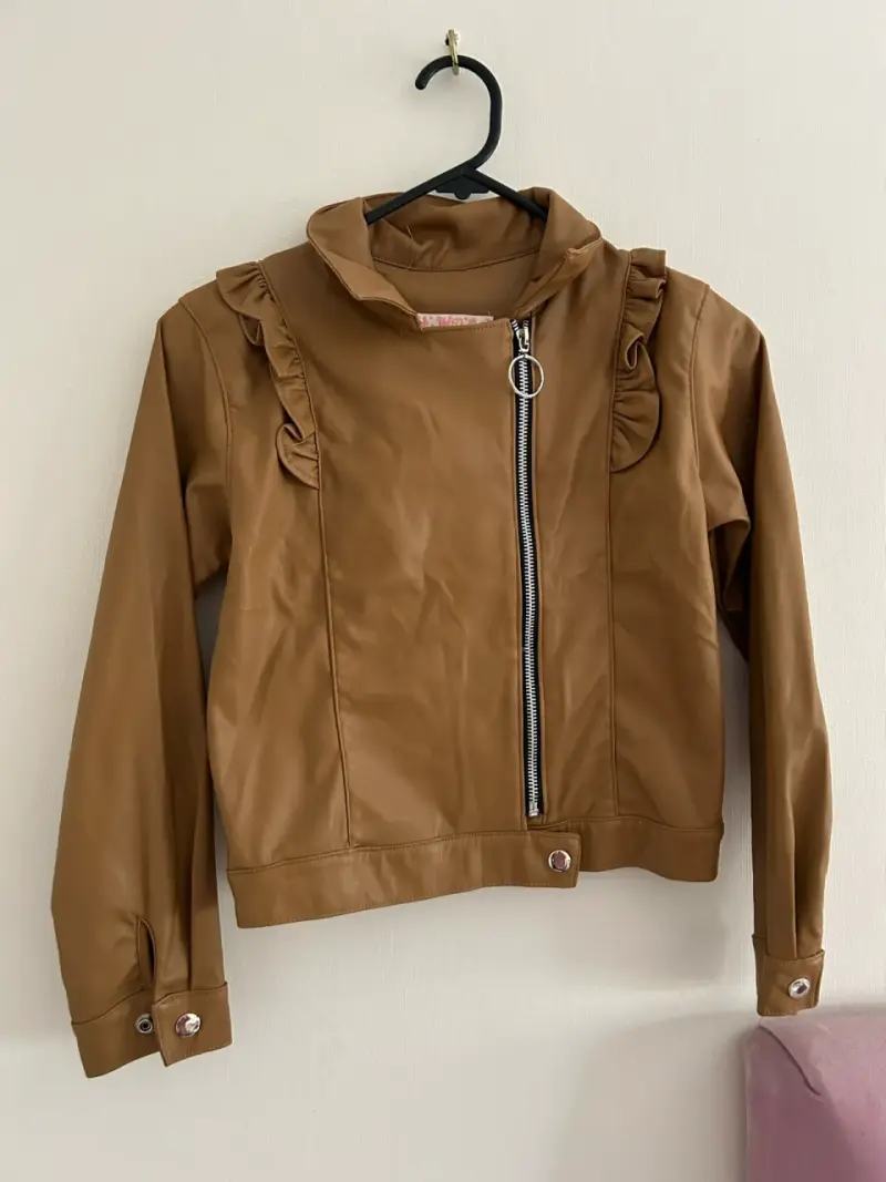 Chaqueta marrón con volantes para niña