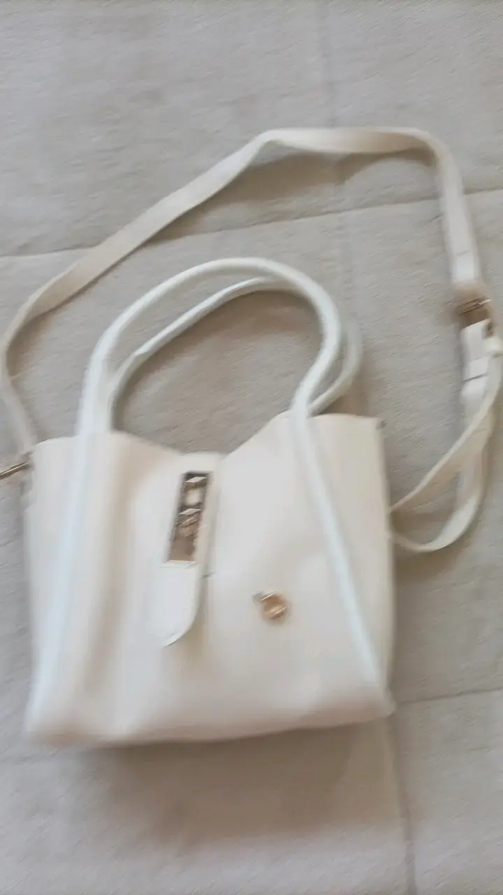 Bolso blanco con correa ajustable