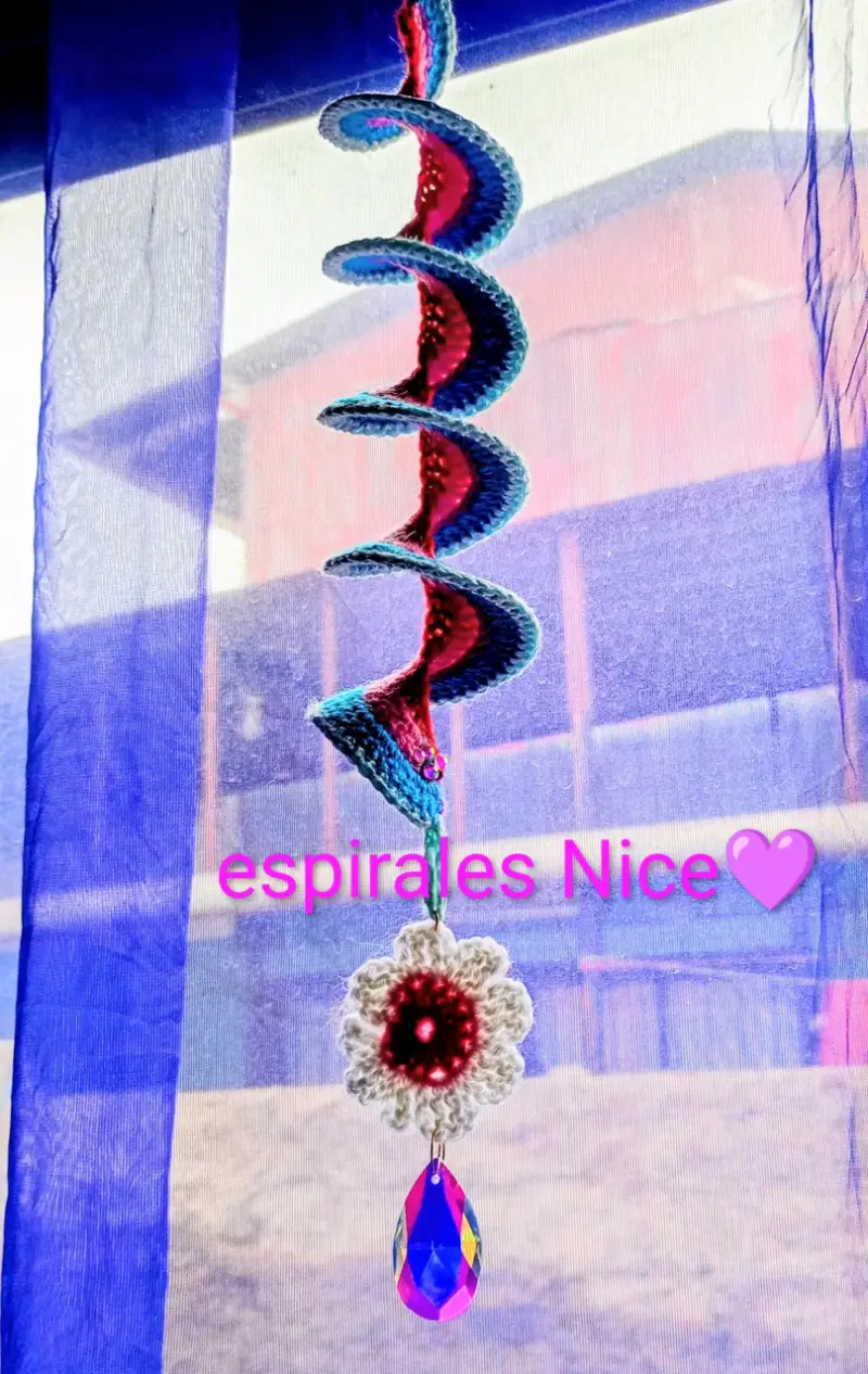 Espirales decorativos de crochet con cristal - 2