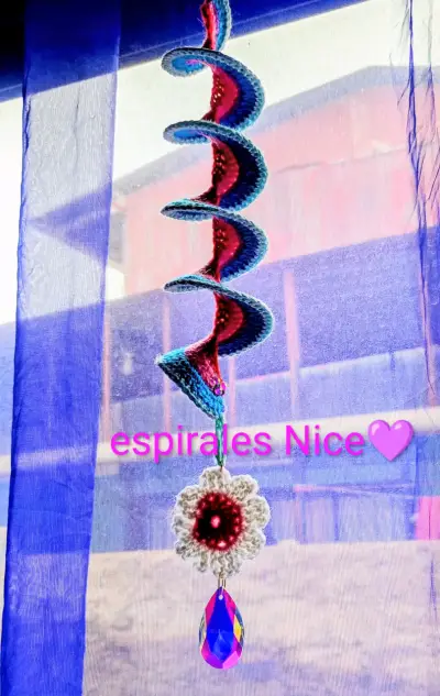Espirales decorativos de crochet con cristal - miniatura 2