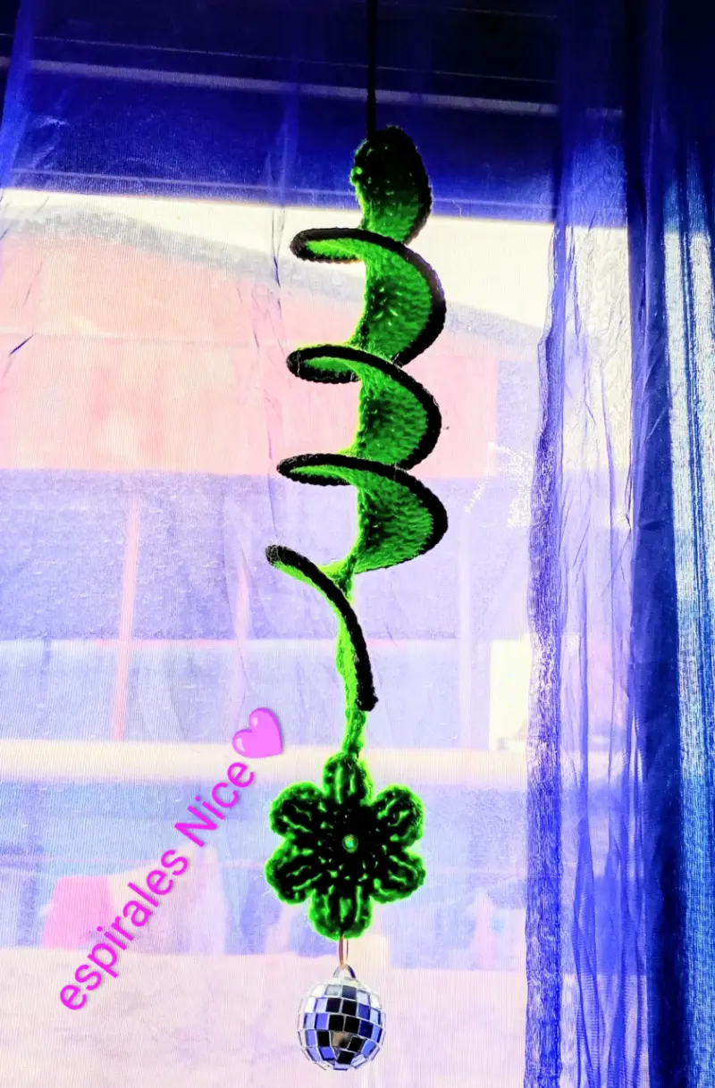 Espirales decorativos de crochet con cristal - 4