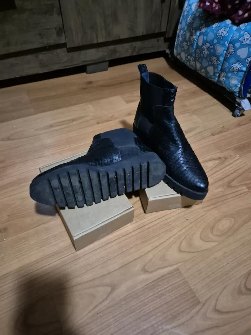Botines de cuero negro con textura - 1