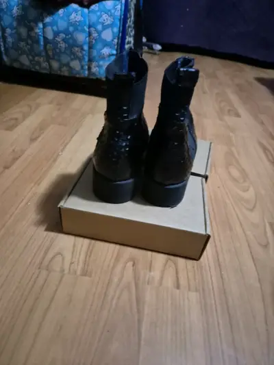 Botines de cuero negro con textura - miniatura 2