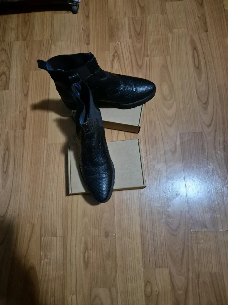 Botines de cuero negro con textura - 4