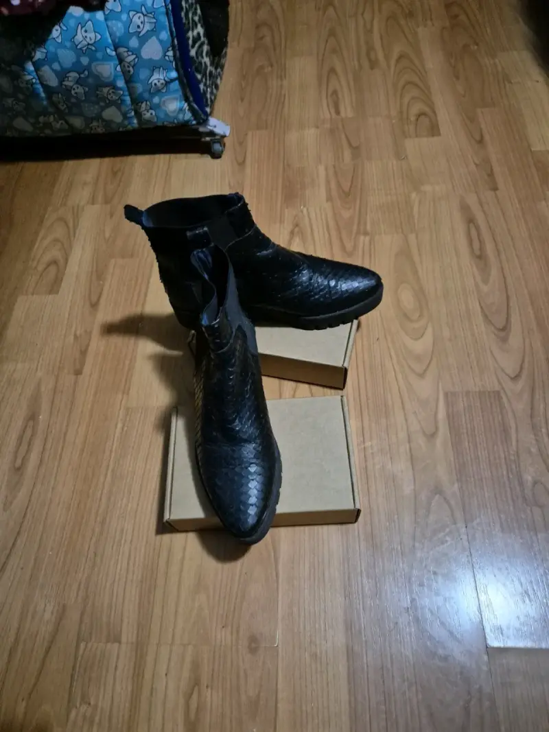 Botines de cuero negro con textura - 5