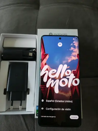 Smartphone Motorola azul con triple cámara - miniatura 3