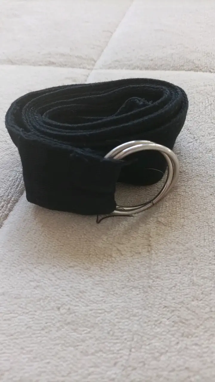 Cinturón negro con hebilla metálica