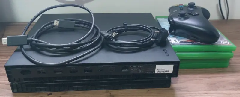 Consola Xbox One X con juegos y control - 4