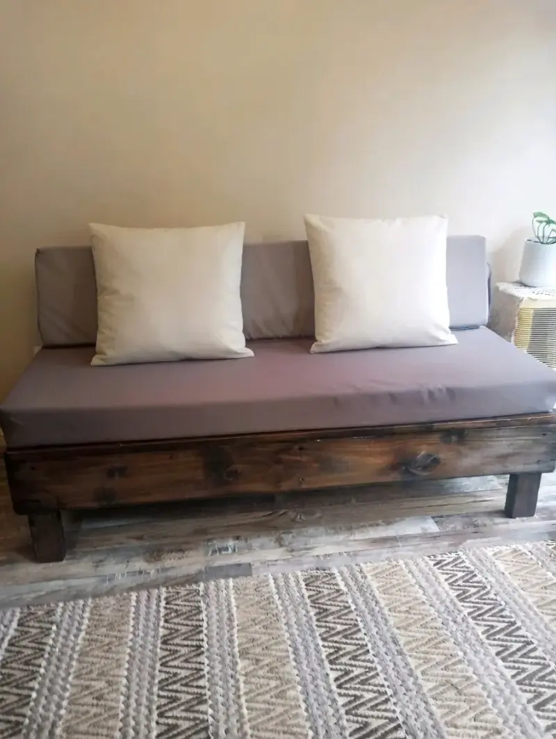 Sofá cama de madera estilo rústico - 1
