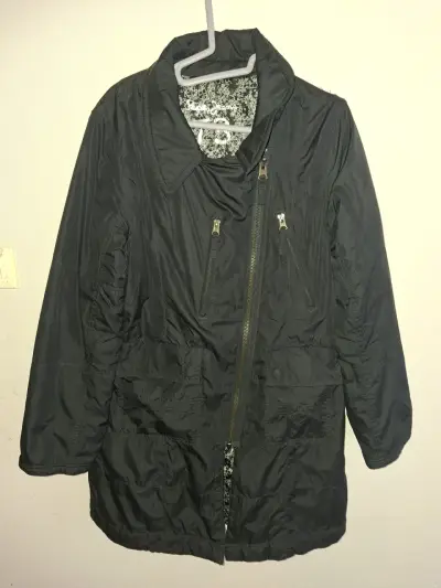 Chaqueta negra con diseño floral interior - miniatura 1