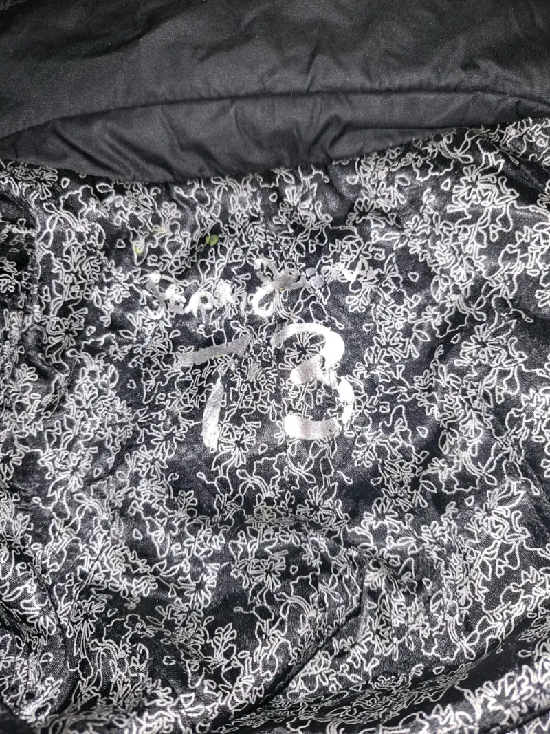Chaqueta negra con diseño floral interior - 2