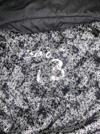 Chaqueta negra con diseño floral interior - miniatura 2
