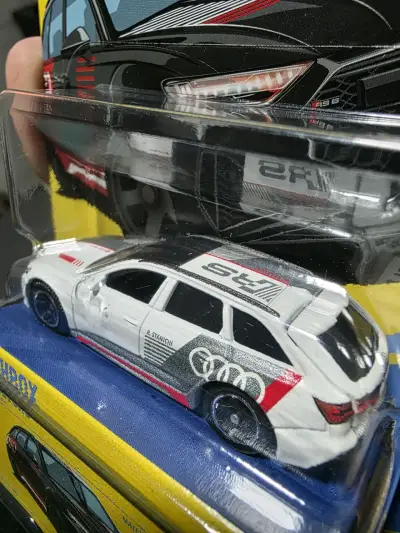 Auto de colección Matchbox Audi RS 6 Avant 2023 - miniatura 2