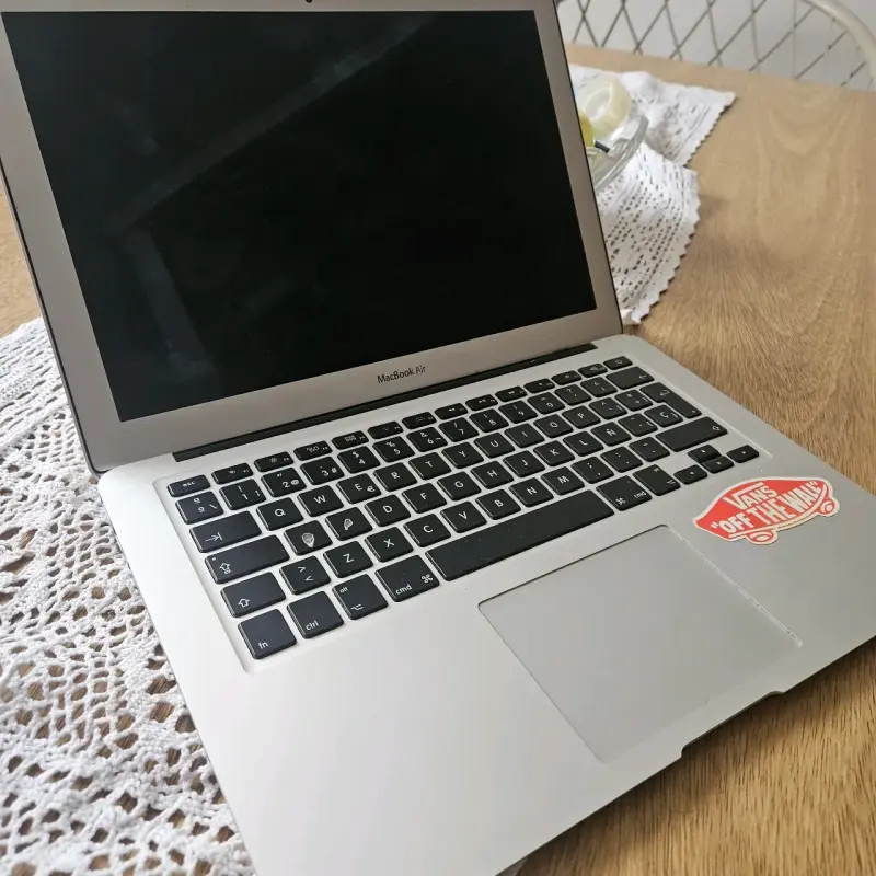 MacBook Air usado con pantalla trizada y cargador - 1