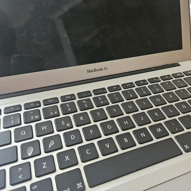 MacBook Air usado con pantalla trizada y cargador - 2