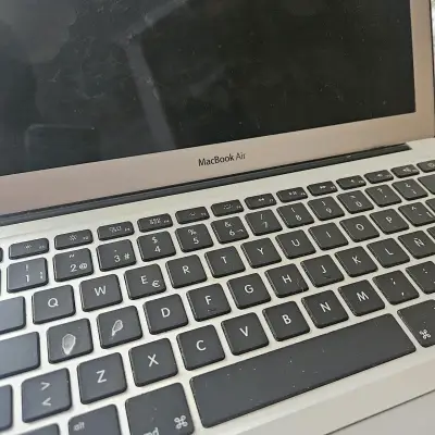 MacBook Air usado con pantalla trizada y cargador - miniatura 2