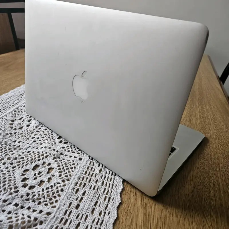 MacBook Air usado con pantalla trizada y cargador - 3