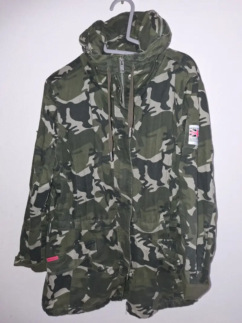 Parka camuflada verde con capucha - 1