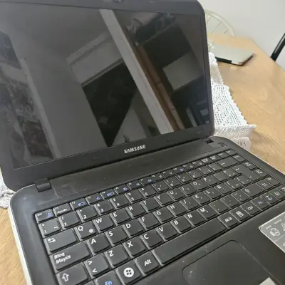 Notebook Samsung usado con cargador - miniatura 1