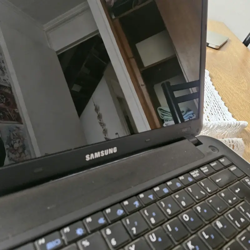 Notebook Samsung usado con cargador - 2