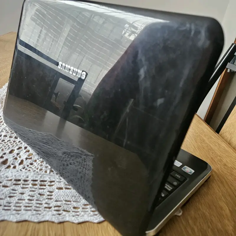 Notebook Samsung usado con cargador - 3