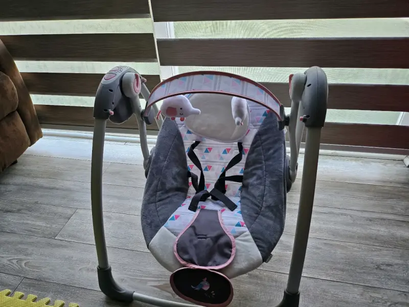 Columpio para bebé con diseño geométrico y juguetes - 3