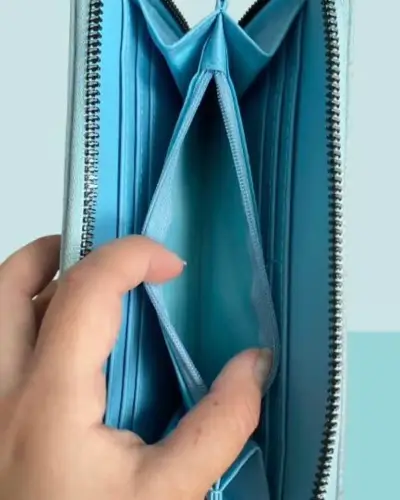 Billetera azul con múltiples compartimento - miniatura 4