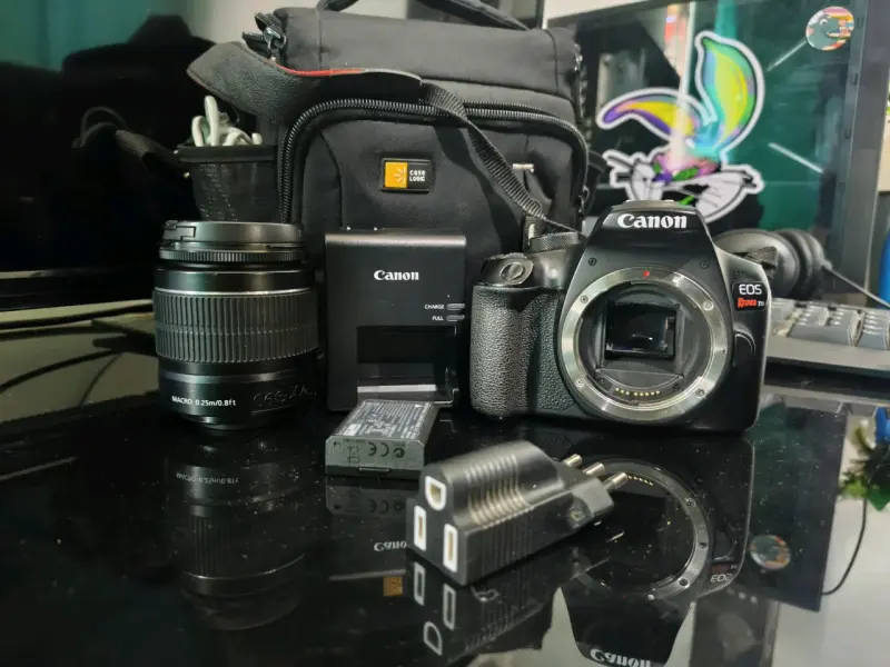 Cámara Canon EOS Rebel T6 con lente y accesorios - 1