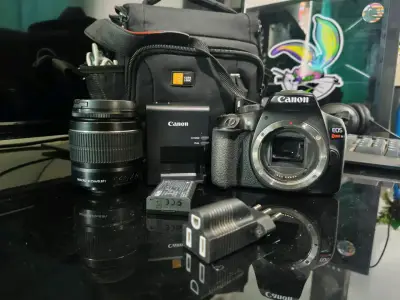 Cámara Canon EOS Rebel T6 con lente y accesorios - miniatura 1