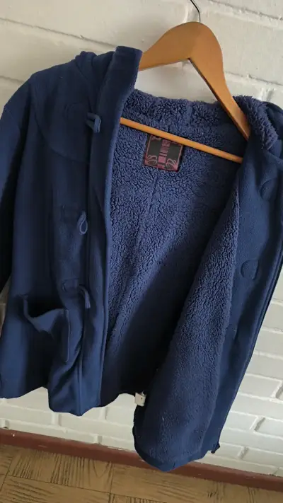 Abrigo azul con capucha para mujer - miniatura 3