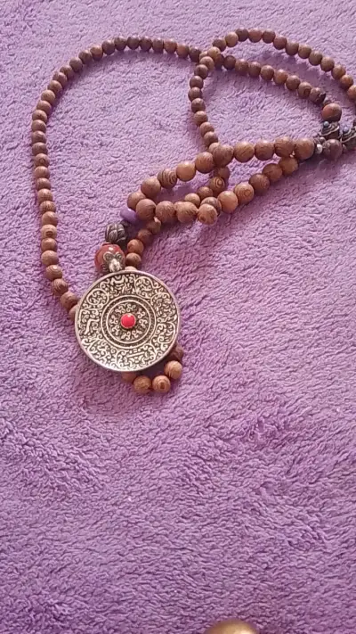 Collar de cuentas de madera con colgante decorativo - miniatura 1