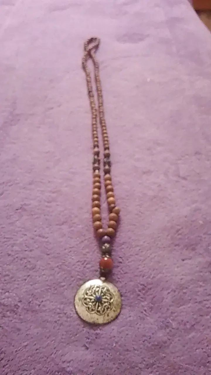 Collar de cuentas de madera con colgante decorativo - 3