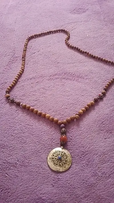 Collar de cuentas de madera con colgante decorativo - miniatura 4