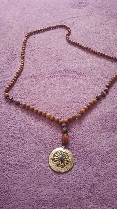 Collar de cuentas de madera con colgante decorativo - miniatura 6