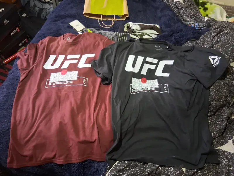 Poleras UFC Reebok en colores rojo y negro - 1