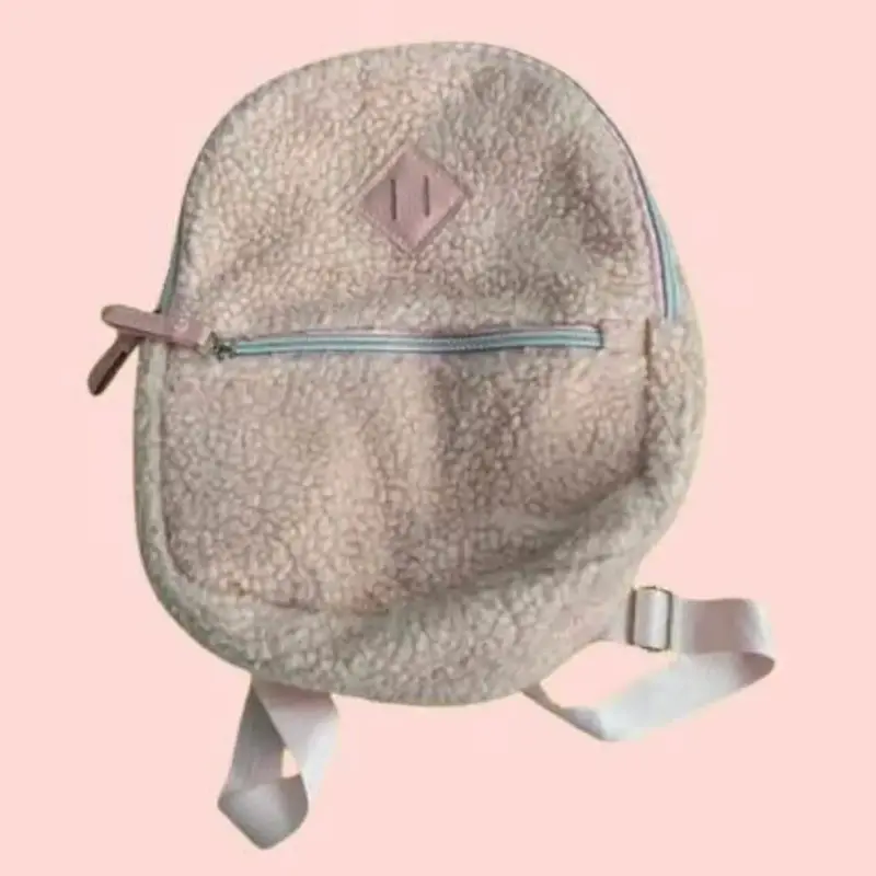 Mochila de felpa rosada con bolsillo frontal