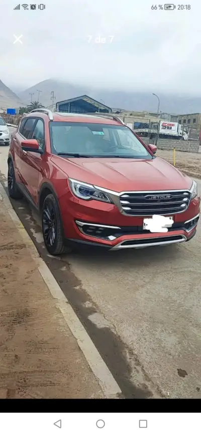 SUV Jetour rojo en buen estado - miniatura 1
