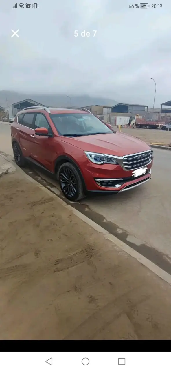 SUV Jetour rojo en buen estado - 2