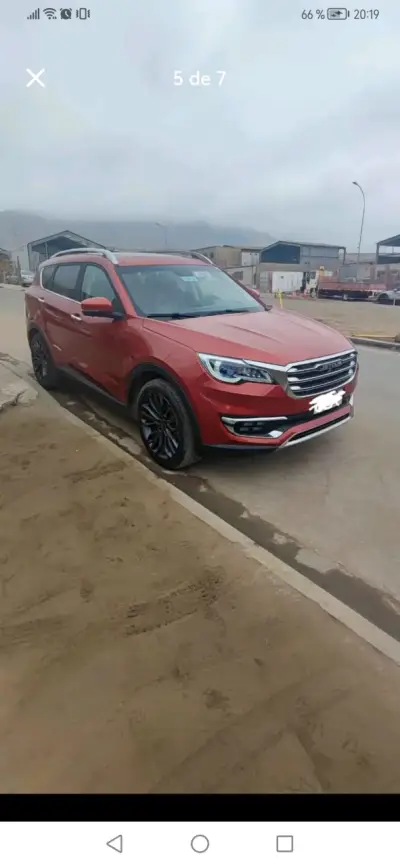 SUV Jetour rojo en buen estado - miniatura 2
