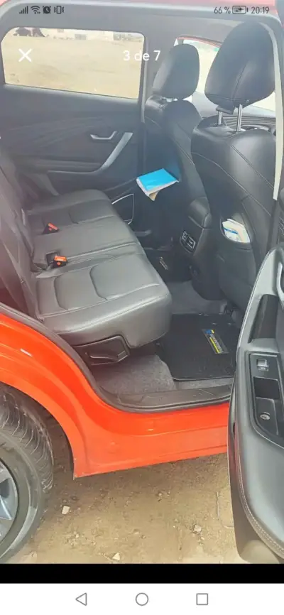SUV Jetour rojo en buen estado - miniatura 4