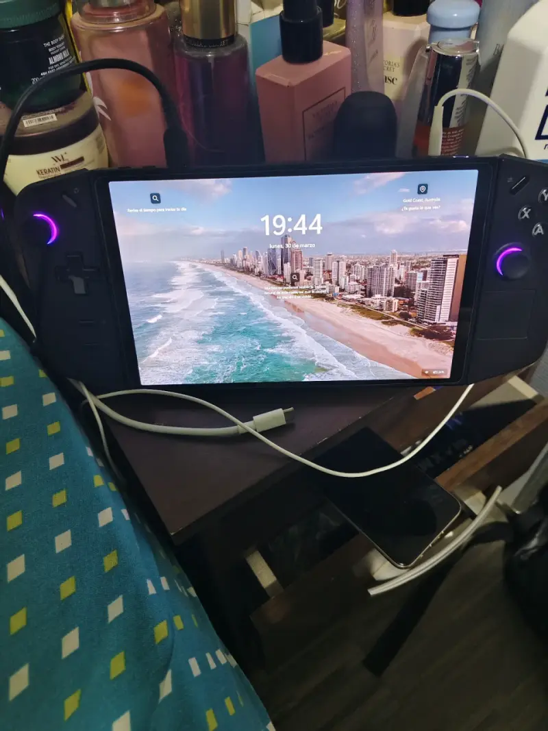Consola portátil Lenovo Legion con accesorios - 2