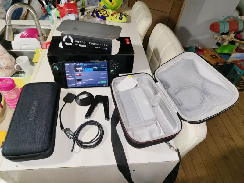 Consola portátil Lenovo Legion con accesorios - 4