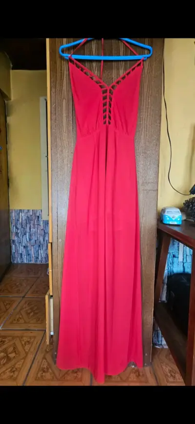 Vestido largo rojo con diseño en escote - miniatura 1